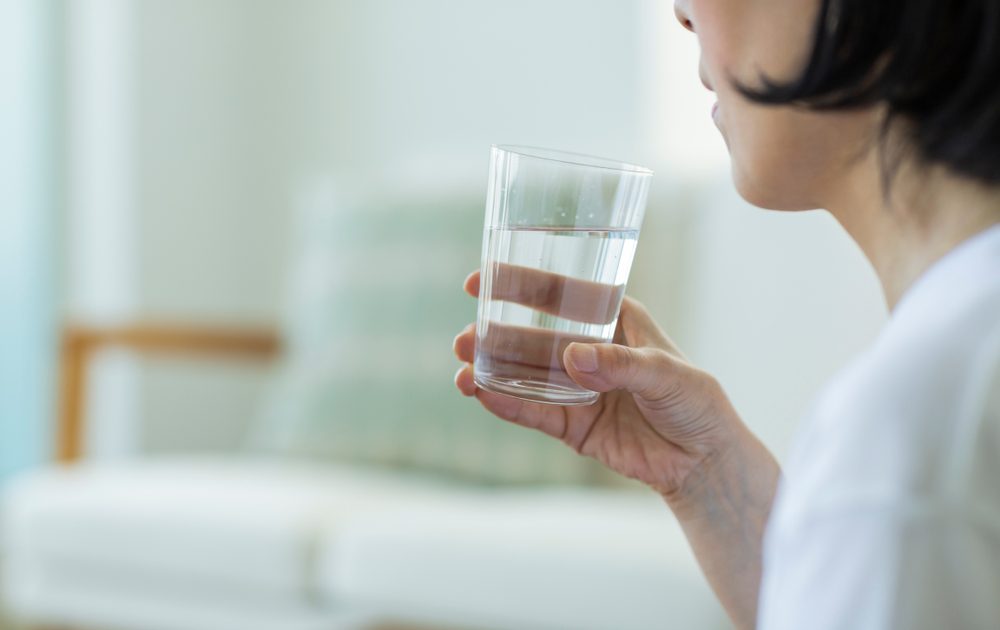 夏に腎臓に負担がかかりやすい理由と腎機能が低下している人の水分補給の注意点